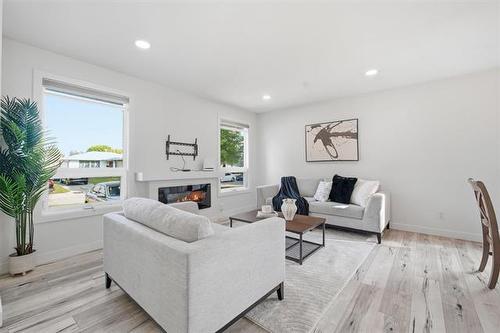 39 Madrill Cl, Winnipeg, MB - Indoor Photo Showing Living Room With Fireplace