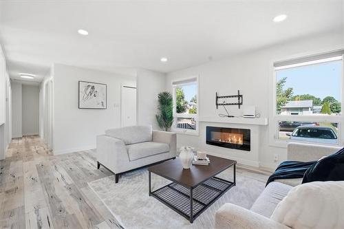 39 Madrill Cl, Winnipeg, MB - Indoor Photo Showing Living Room With Fireplace