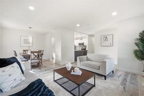 39 Madrill Cl, Winnipeg, MB - Indoor Photo Showing Living Room