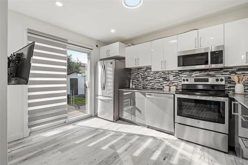 39 Madrill Cl, Winnipeg, MB - Indoor Photo Showing Kitchen With Stainless Steel Kitchen With Upgraded Kitchen