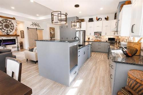 23 Amherst Dr, Pinawa, MB - Indoor Photo Showing Kitchen With Upgraded Kitchen
