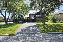 70 BUNNELL CRESCENT Toronto, ON M3M 2C1
