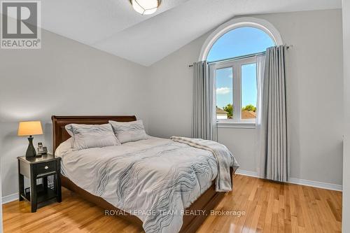 Large secondary bedrm w/ partial cathedral ceiling - 4121 Wolfe Point Way, Ottawa, ON - Indoor Photo Showing Bedroom