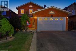 8 COCHRANE Avenue Brampton, ON L6Z 4J4