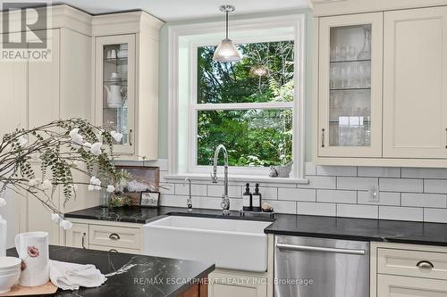 5515 Blind Line, Burlington, ON - Indoor Photo Showing Kitchen With Double Sink With Upgraded Kitchen