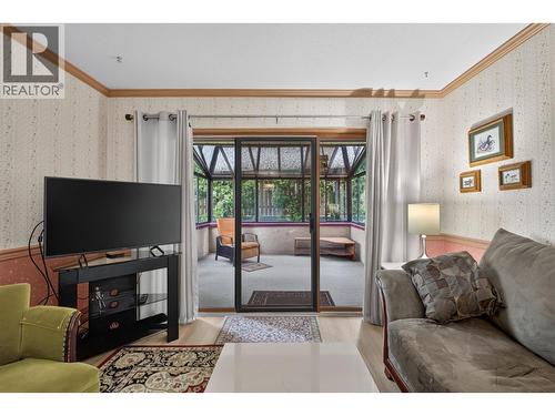 1229 Bernard Avenue Unit# 102, Kelowna, BC - Indoor Photo Showing Living Room