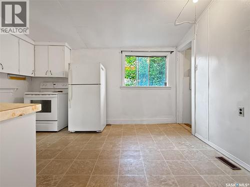 359 6Th Avenue Se, Swift Current, SK - Indoor Photo Showing Kitchen
