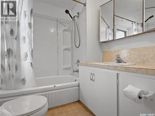 359 6Th Avenue Se, Swift Current, SK - Indoor Photo Showing Bathroom