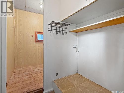 359 6Th Avenue Se, Swift Current, SK - Indoor Photo Showing Other Room
