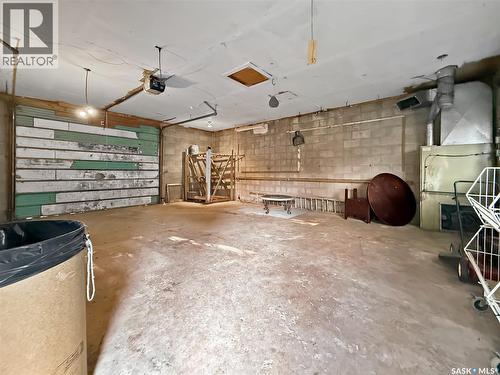 359 6Th Avenue Se, Swift Current, SK - Indoor Photo Showing Garage