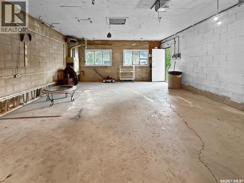 359 6Th Avenue Se, Swift Current, SK - Indoor Photo Showing Garage