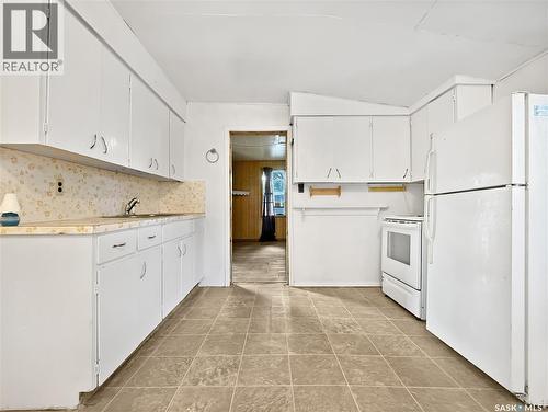 359 6Th Avenue Se, Swift Current, SK - Indoor Photo Showing Kitchen