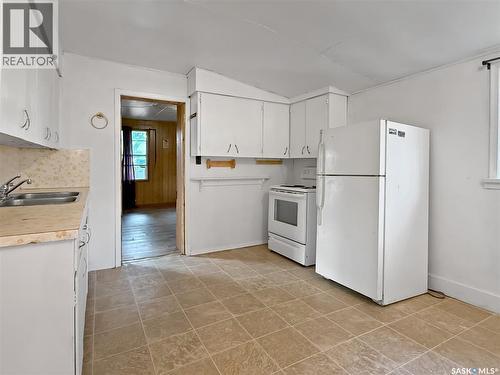 359 6Th Avenue Se, Swift Current, SK - Indoor Photo Showing Kitchen With Double Sink