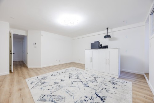 Salle familiale - 9935 Rue Riverin, Brossard, QC - Indoor