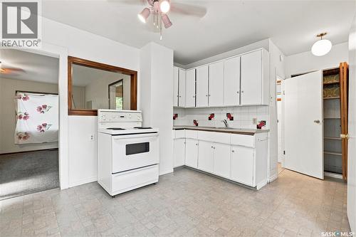 1015 J Avenue N, Saskatoon, SK - Indoor Photo Showing Kitchen