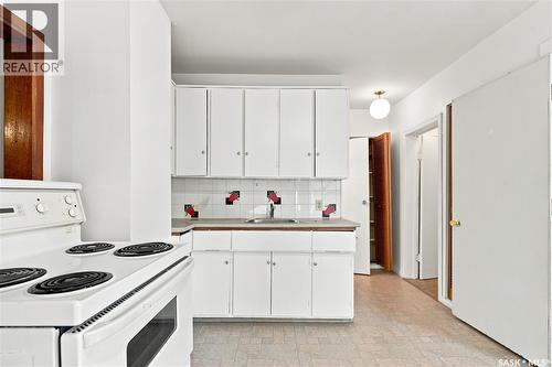 1015 J Avenue N, Saskatoon, SK - Indoor Photo Showing Kitchen