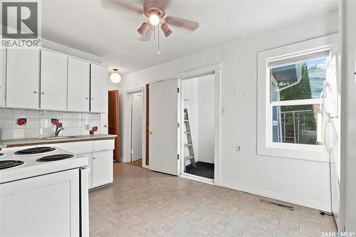 1015 J Avenue N, Saskatoon, SK - Indoor Photo Showing Kitchen