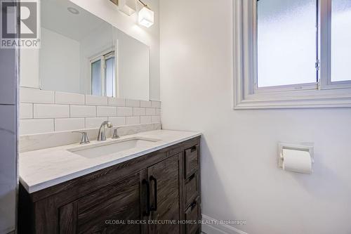 100 Lauris Avenue, Cambridge, ON - Indoor Photo Showing Bathroom