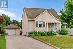 27 SUNRAY CRESCENT Toronto, ON M3M 2C4