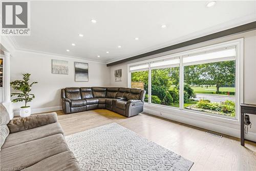 364 Fennell Avenue W, Hamilton, ON - Indoor Photo Showing Living Room