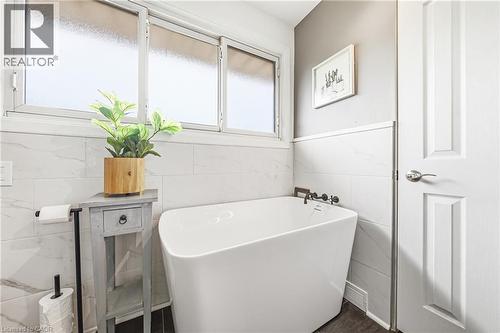 364 Fennell Avenue W, Hamilton, ON - Indoor Photo Showing Bathroom