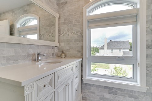 Master Bathroom - 227 Rue Ernest, Dollard-Des-Ormeaux, QC - Indoor Photo Showing Bathroom