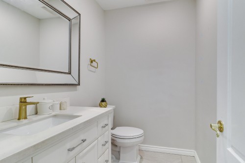 Powder room - 227 Rue Ernest, Dollard-Des-Ormeaux, QC - Indoor Photo Showing Bathroom