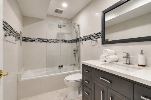 Bathroom - 227 Rue Ernest, Dollard-Des-Ormeaux, QC - Indoor Photo Showing Bathroom