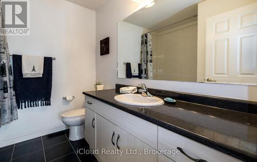 Upper Level - 954 Penson Crescent, Milton, ON - Indoor Photo Showing Bathroom