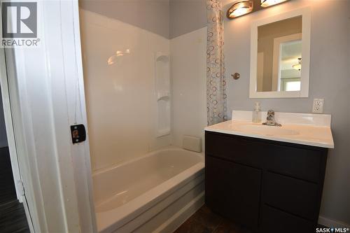 403 2Nd Street W, Nipawin, SK - Indoor Photo Showing Bathroom