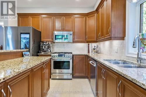 85 Park Street W, Mississauga, ON - Indoor Photo Showing Kitchen With Double Sink With Upgraded Kitchen