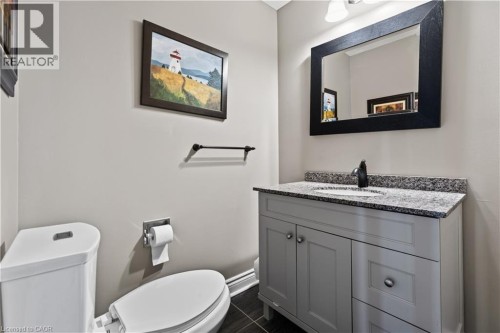 Main floor 2-pc. bath - 3194 Tania Crescent, Burlington, ON - Indoor Photo Showing Bathroom