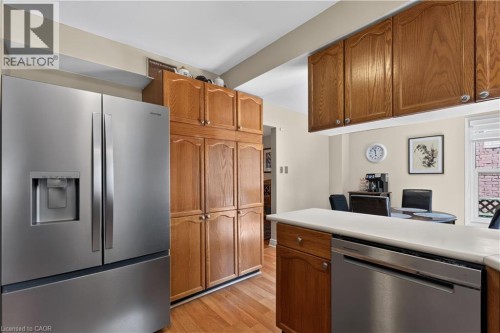 3194 Tania Crescent, Burlington, ON - Indoor Photo Showing Kitchen With Stainless Steel Kitchen
