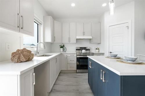 132 Red Pine Dr, West St Paul, MB - Indoor Photo Showing Kitchen With Upgraded Kitchen