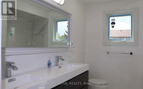 3210 Fairfox Crescent, Mississauga, ON - Indoor Photo Showing Bathroom