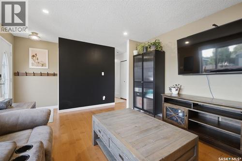 98 Dunsmore Drive, Regina, SK - Indoor Photo Showing Living Room