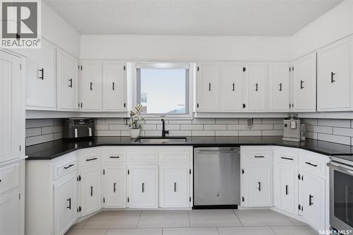 98 Dunsmore Drive, Regina, SK - Indoor Photo Showing Kitchen