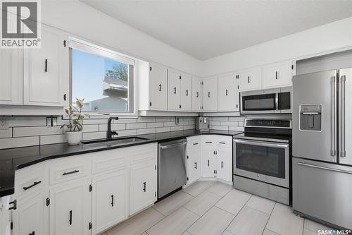 98 Dunsmore Drive, Regina, SK - Indoor Photo Showing Kitchen With Stainless Steel Kitchen