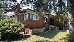 260 MOORE PARK AVENUE Toronto, ON M2M 1N6