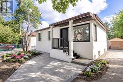 225 ESSEX AVENUE  Richmond Hill, ON L4C 2C1