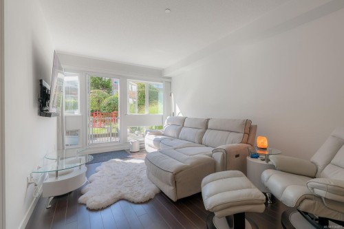 #207-99 Chapel St, Nanaimo, BC - Indoor Photo Showing Living Room