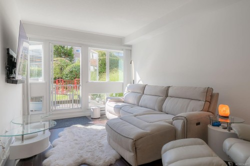 #207-99 Chapel St, Nanaimo, BC - Indoor Photo Showing Living Room