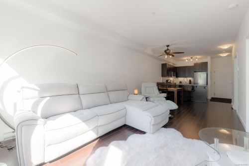 #207-99 Chapel St, Nanaimo, BC - Indoor Photo Showing Living Room