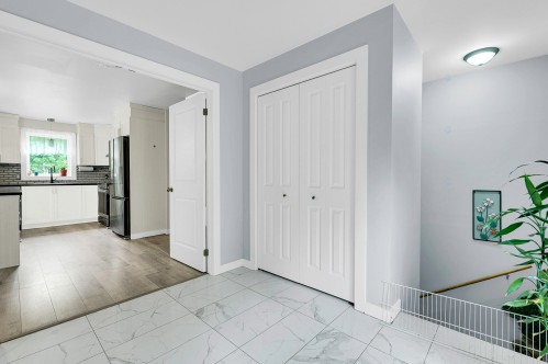 Hall d'entrée/Vestibule - 110 Rue Philipon, Saint-Calixte, QC - Indoor Photo Showing Kitchen