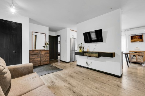 Salon - 130 Rue Philipon, Saint-Calixte, QC - Indoor