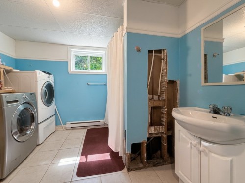 Salle de bains - 850 Ch. Des Thuyas, Shawinigan, QC - Indoor Photo Showing Laundry Room