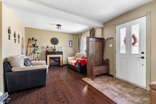 Salon - 196 Rue Argyle, Shawville, QC - Indoor With Fireplace