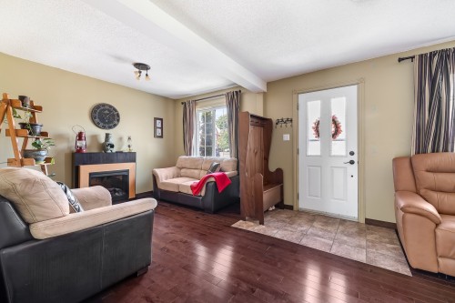Salon - 196 Rue Argyle, Shawville, QC - Indoor Photo Showing Living Room With Fireplace