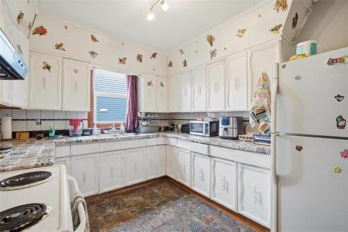 384 Magnus Ave, Winnipeg, MB - Indoor Photo Showing Kitchen