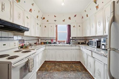384 Magnus Ave, Winnipeg, MB - Indoor Photo Showing Kitchen